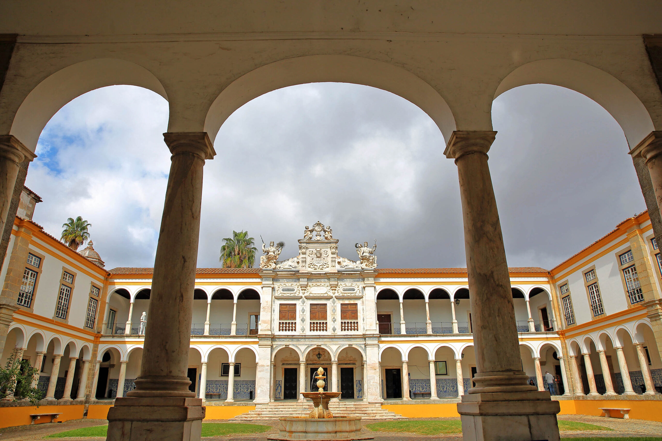 Exterior do edifício da reitoria da Universidade de Évora