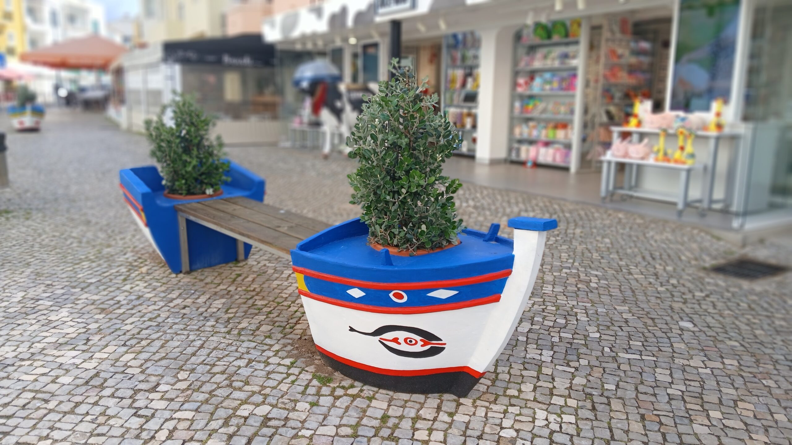Sul Informação - Bancos em forma de barco homenageiam pescadores em Carvoeiro