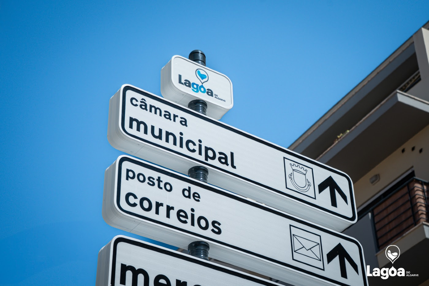 Sul Informação - Câmara de Lagoa renova sinalização urbana direcional do concelho