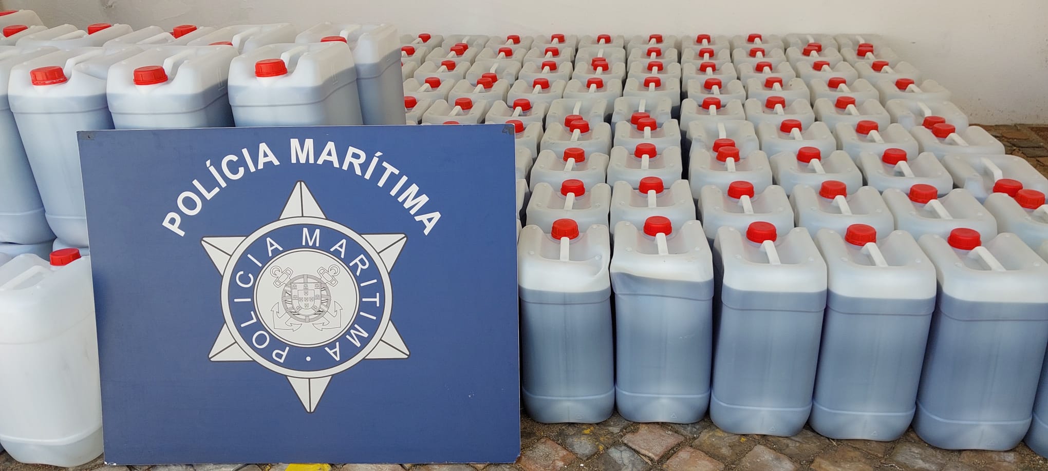 Sul Informação - Autoridade Marítima apreende 150 jerricãs de combustível a flutuar ao largo da Fuzeta
