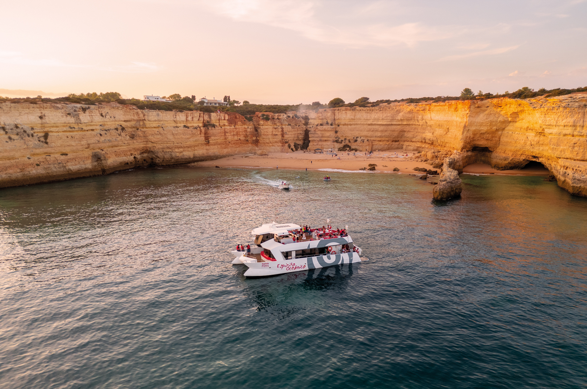 Sul Informação - Passeios de catamaran, jantar em praias secretas e música ao vivo: os Sunsets Barbecues estão de volta