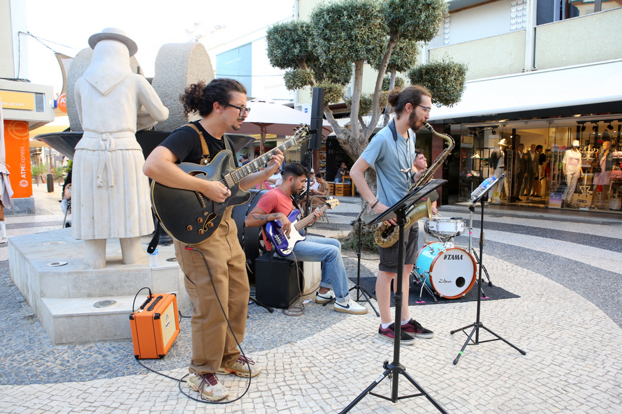 Sul Informação - Música, arte e comércio não faltam nas “Quintas-feiras ao Luar” de Portimão