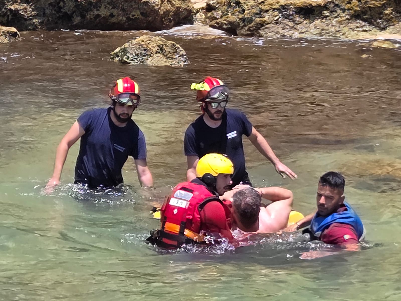 Sul Informação - Homem resgatado depois de cair de arriba na praia de João de Arens