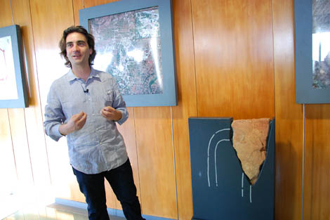 Pedro Barros junto ao fragmento da Estela do Viameiro, no Pólo Museológico de Salir