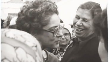 08_Margarida Tengarrinha_conversando com as operarias conserveiras das fábricas Fialho e Severo Ramos_Portimao_1979
