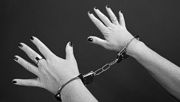 DETENÇÃO_CRIME_POLÍCIA_PRESA_ALGEMAS_MULHER DETIDA_1