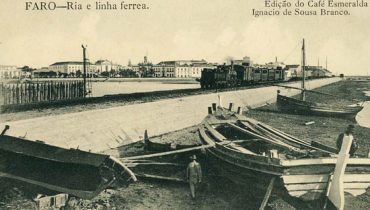 550x335xO-comboio-a-atravessar-a-doca-por-volta-de-1905..jpg.pagespeed.ic.JavkcStlrs|Estação-de-Faro|Estação-de-Messines-em-1930|Jornal-A-Inauguração|Panorâmica-de-Faro|550x282xlocomotiva-antiga.jpg.pagespeed.ic.qKmiledgki|Estação-de-Sabóia-470x300