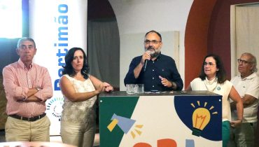 Álvaro Bila apresenta Orçamento Participativo Jovem|O presidente do Município de Portimão com os jovens presentes|Momento de confraternização