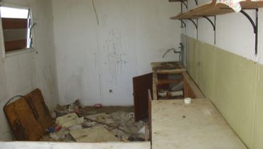 Antiga Escola Primária da Conceição de Faro Vandalizada_2|Antiga Escola Primária da Conceição de Faro Vandalizada_1|Fachada da Antiga Escola Primária da Conceição de Faro_Foto Martyna Mazurek|Muro derrubado na nova sede da Filarmonica de Faro