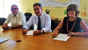 Assinatura contrato para construção EE