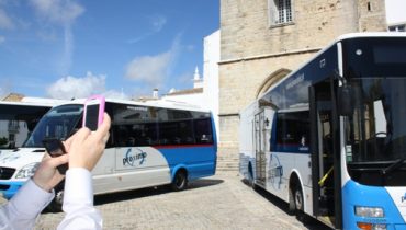 Autocarros Próximo têm rede wi-fi gratuita|Osório Gomes|Carlos Osório Gomes|Rogério Bacalhau a testar a rede wi-fi do Próximo|Autocarros Próximo têm rede wi-fi gratuita_2