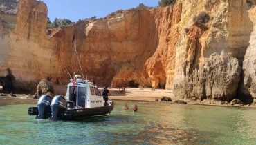 Auxiliada jovem numa praia em Portimão|Auxiliada jovem numa praia em Portimão
