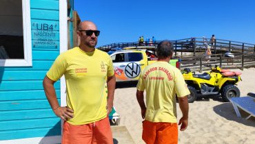 Auxiliada mulher em dificuldades na água na praia de Manta Rota