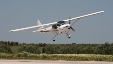 Avioneta do Aeroclube de Faro a aterrar em Sevilha|Francisco Soares na Placa do Aeroporto de Tetouan|Francisco Soares a aproximar-se de Marrocos|Gibraltar