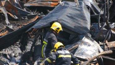 Bombeiros no retail destruído