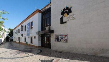 Fachada Centro Cultural de Lagos|Auditorio e Palco do centro cultural de Lagos - cadeiras e carpete renovadas
