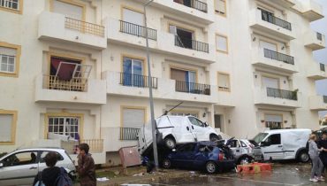 Carros empilhados pelo Tornado em Lagoa