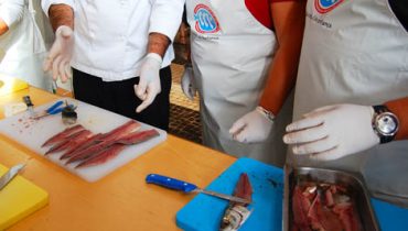O chef José Moura explica aos seus alunos