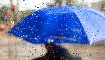 Man With Blue Umbrella|Depressão Garoe modelo Sul
