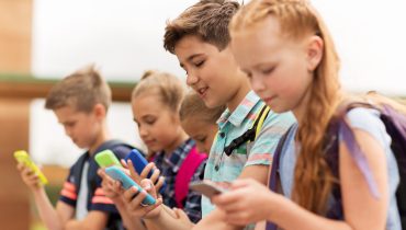 elementary school students with smartphones