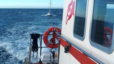 Estação Salva-vidas de Sines resgata dois tripulantes de veleiro à deriva ao largo do cabo de Sines|tripulantes de veleiro à deriva ao largo do cabo de Sines (1)