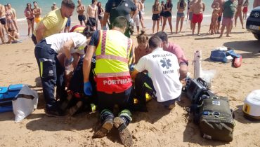 Homem salvo na praia do Alemão em Portimão
