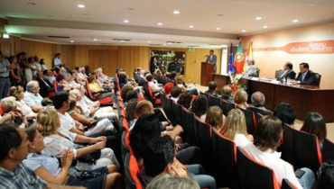 Homenagem padre chantre_1|Presidente CMA ladeado pelo cónego César Chantre e escritora Lídia Jorge (esq.); presidente da Assembleia Municipal de Albufeira e presidente da ERTA (dta); e Executivo municipal|Homenagem padre chantre_2