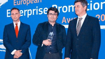 Hugo Barros do CRIA  a receber o Prémio Europeu de Promoção Empresarial