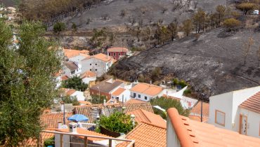 O fogo esteve muito perto das casas em Odeceixe