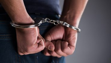 Mãos algemadas Detenção prisão algemas DepositPhotos