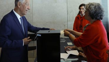 epa12090729 Portuguese President Marcelo Rebelo de Sousa (L) casts his vote during early voting day for the legislative elections at a polling station in Vila Real de Santo Antonio, southern Portugal, 11 May 2025. Over 333,000 voters are eligible to participate in early voting, while election day is set for 18 May.  EPA/LUIS FORRA