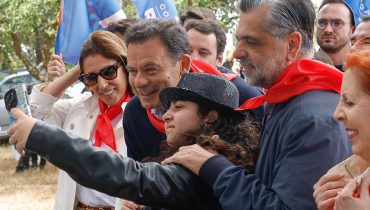 O presidente do Partido Social Democrata (PSD), Luís Montenegro, durante uma visita à Festa da Pinha, no âmbito da campanha para as eleições legislativas, em Faro, 02 de maio de 2025. LUÍS FORRA/LUSA