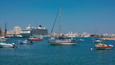 Navio de cruzeiros no Porto de Portimão