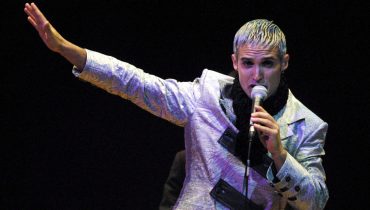 Foto de arquivo de 31 de maio de 2001 de Nuno Guerreiro num concerto da Ala dos Namorados em Toronto no Canadá. O cantor Nuno Guerreiro, vocalista da Ala dos Namorados, morreu hoje aos 52 anos, em Lisboa. Nascido em Loulé, em 1972, cidade onde atualmente vivia, Nuno Guerreiro popularizou-se na década de 1990 enquanto vocalista da Ala dos Namorados, grupo responsável por temas como “Solta-se o beijo”, “Fim do mundo” ou “Loucos de Lisboa”. 17 de abril de 2025. ANTÓNIO COTRIM / LUSA