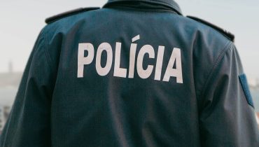 View from the back of a Portuguese policeman guards public order|Foto 1 Apreensão DP PTM|Foto 3 Apreensão DP PTM|Foto 2 Apreensão DP PTM