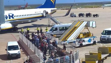 Passageiros à espera de entrar num voo da Ryanair