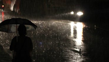 CHUVA_MAU TEMPO_TEMPESTADE_PEÃO_RUA ALAGADA