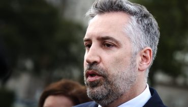 O secretário-geral do Partido Socialista (PS), Pedro Nuno Santos, fala os jornalistas após uma reunião com o conselho de administração da ULS Santa Maria, em Lisboa, 30 de abril de 2025. RODRIGO ANTUNES/LUSA