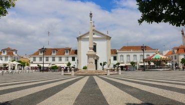 O edifício à esquerda na imagem, junto à Igreja, onde funciona a empresa municipal SGU, será o outro núcleo principal da futura Pousada