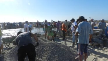 População da Culatra a construir o Heliporto_Créditos LF_3