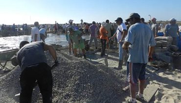 População da Culatra a construir o Heliporto_Créditos LF