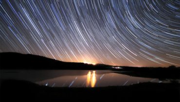 Rastos de estrelas sobre o lago Alqueva (Miguel Claro©)|Rastos de estrelas sobre o lago Alqueva (Miguel Claro©)|Ciência viva no verão