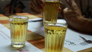 Três "copos de 3", à espera dos petiscos