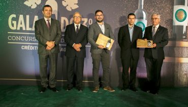 soc-agricola-qt-malaca-e-paxa-wines-custom|joao-pedro-borges-presidente-do-cae-ca-seguros-custom|carlos-courelas-presidente-do-cgs-caixa-central-custom|silvia-alberto-apresentadora-evento-custom|adega-do-cantor-custom|luis-medeiros-vieira-secretario-estado-agricultura-e-alimentacao-custom|licinio-pina-presidente-do-cae-grupo-ca-custom