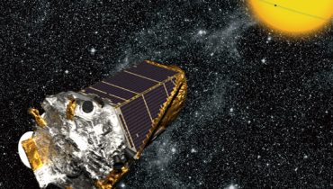 Satélite Kepler a observar um trânsito planetário - Crédito NASAKepler MissionWendy Stenzel|Imagem artística da super terra HIP 116454 b - Crédito Harvard-Smithsonian CfA