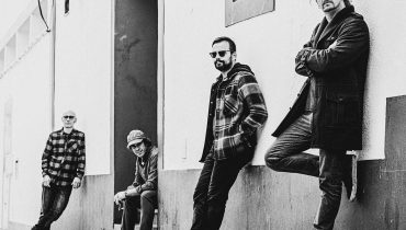 Stone Breaker pose|Stone Breaker Restinga Shot|Stone Breaker live Acoustic at Restinga Sessions