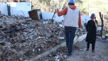 Maria José Martins assiste ao começo da recuperação da sua casa em Monte de Capitães|As caras das vítimas do fogo denotavam alguma descrença|João Florêncio cumprimenta o empreiteiro que recuperará a sua casa|Casa a ser recuperada em Monte de Capitães