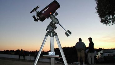astronomia|Telescope on the grass Under the Stars|Infinite space background with silhouette of telescope. This image elements furnished by NASA.|supermoon