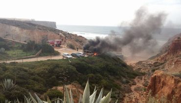 carro-a-arder-na-praia-do-tonel