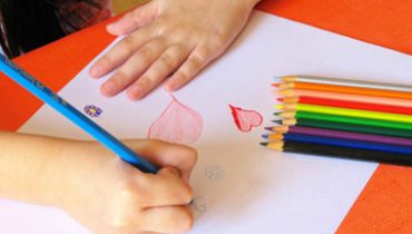 crianca a desenhar